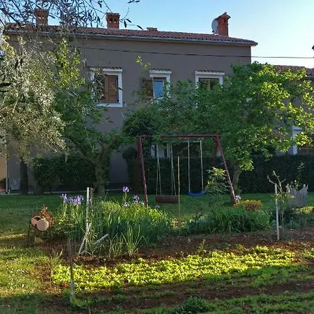 Lovor Apartman *